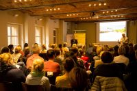 Prof. Dr. Uwe Köhler und Dr. Dirk Forstmeyer im Dialog mit dem Auditorium