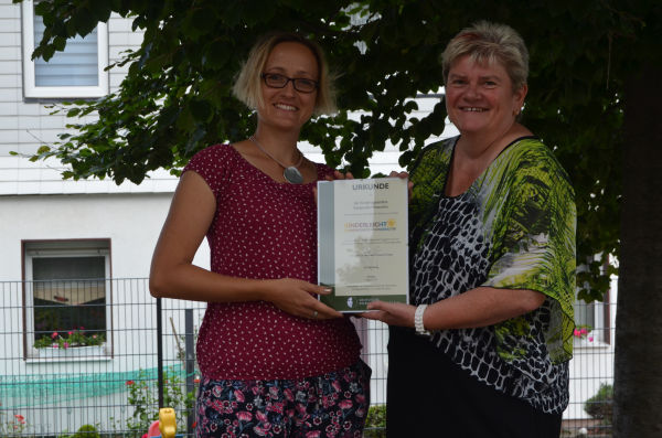 Von links nach rechts: Simone Groß-Manes von der Sächsischen Krebsgesellschaft e. V. und Daniela Raake von der Kindervilla Mittendrin. Bild: Sächsische Krebsgesellschaft e. V.